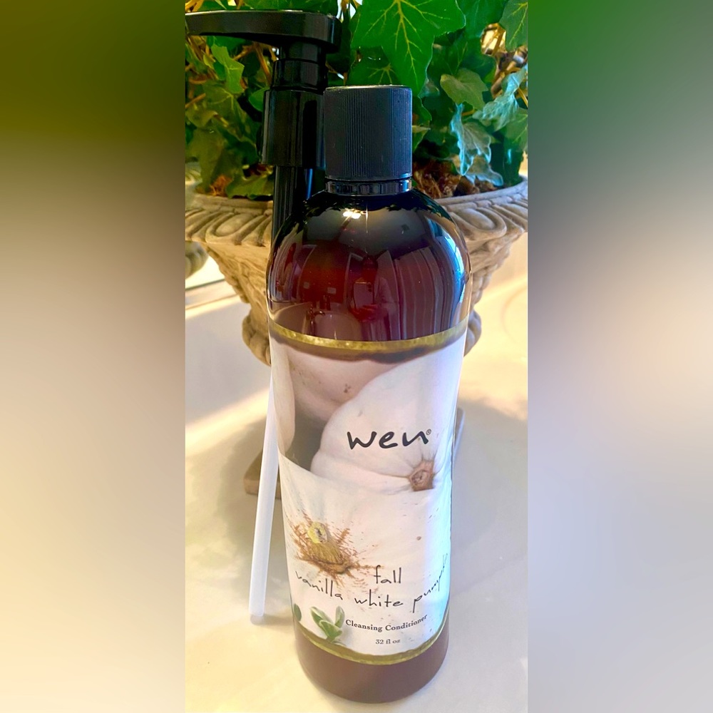 Wen by Chaz Dean 32 oz fall, vanilla white pumpkin cleansing conditioner